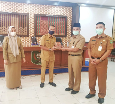  Serahkan Masker dan Vitamin, Ini Imbauan Penjabat Sekda Siak ke ASN